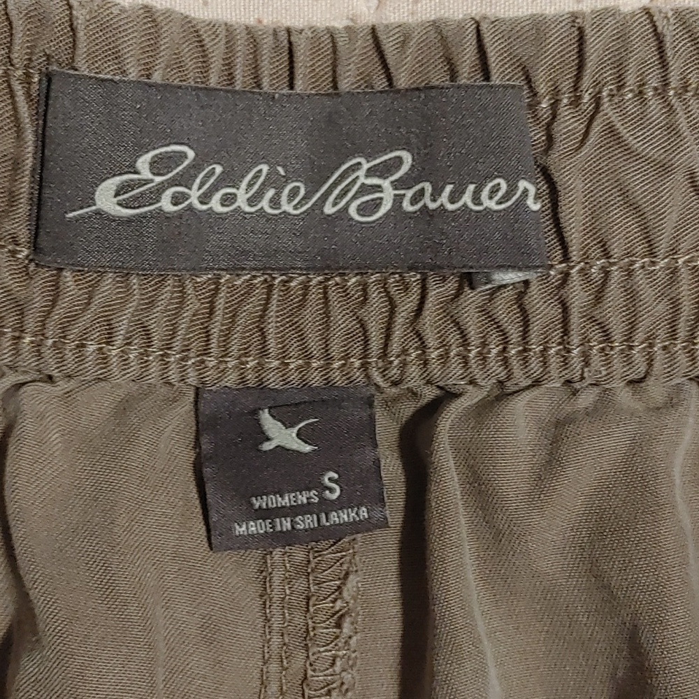 Eddie Bauer Small Cargo Shorts in a Dark Sand Brown Shade - Picture 2 of 6